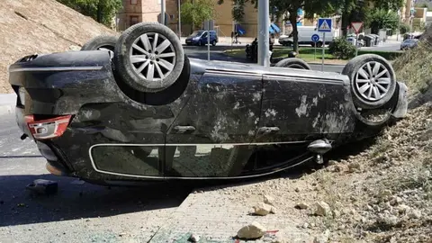 Coche volcado en Segismundo Moret | Foto: Jes&uacute;s Catal&aacute;n