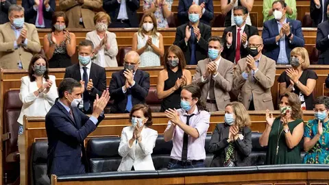 Pedro S&aacute;nchez recibe el aplauso de su bancada socialista al completo, salt&aacute;ndose as&iacute; las restricciones en la lucha contra el Covid-19