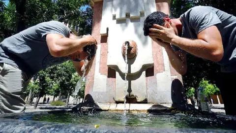 GRAF6494. C&Oacute;RDOBA (ESPA&Ntilde;A), 15/08/2019.- Unos turistas se refrescan este jueves en una de las fuentes del patio de los naranjos de la mezquita catedral de C&oacute;rdoba, con m&aacute;ximas de 38 grados en la ciudad andaluza. Los cielos permanecer&aacute;n hoy despejados en Andaluc&iacute;a, con temperaturas en ascenso que alcanzar&aacute;n los 39 grados en el Valle del Guadalquivir, donde la Agencia Estatal de Meteorolog&iacute;a (Aemet) ha decretado aviso amarillo por altas temperaturas, al igual que en las provincias de Huelva y de Ja&eacute;n. EFE/ Salas
