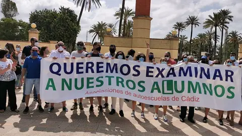 Manifestaci&oacute;n autoescuelas en Jerez | Foto: Jes&uacute;s Catal&aacute;n (ElMira.es)