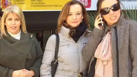 Mamen S&aacute;nchez, alcaldesa de Jerez, junto a Mila Perez, directaroa de Alcald&iacute;a conocida por su coste de 135.000 Euros para los jerezanos, y Laura &Aacute;lvarez, delegada de Recursos Humanos.
