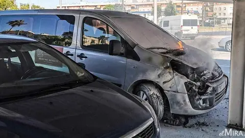 Furgoneta en llamas en el aparcamiento del Supermercado D&iacute;a, en Jerez | Jes&uacute;s Catal&aacute;n para elMIRA.es