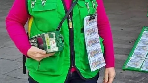 Una vendedora de la ONCE