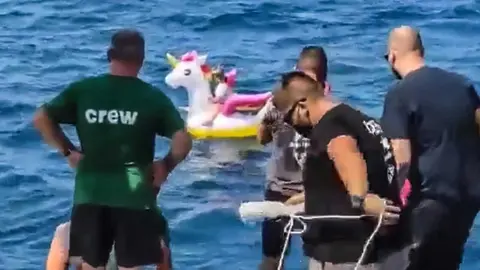 Momento del rescate de la ni&ntilde;a arrastrada por la corriente.