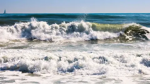Rescatan a un hombre que se estaba ahogando en una playa de Estepona debido al fuerte oleaje
