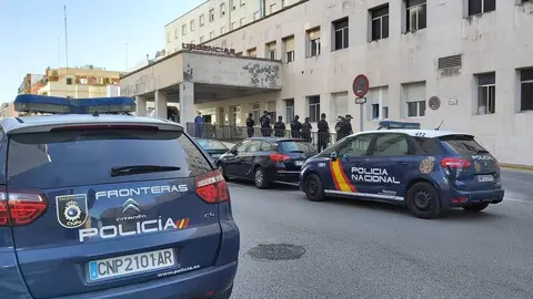 Agentes de la Polic&iacute;a Nacional en el Hospital Puerta del Mar de C&aacute;diz, donde ha llegado herido de gravedad su compa&ntilde;ero, inspector del CNP