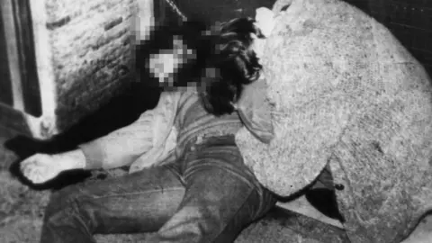 ETA asesina al inspector de polic&iacute;a Jos&eacute; Javier Moreno, de 25 a&ntilde;os. Beatriz Aranz&aacute;bal llora sobre el cuerpo de su novio. | EuropaPress