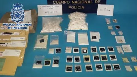 12/09/2020 Polic&iacute;a Nacional Nota De Prensa Y Foto (La Polic&iacute;a Nacional Detiene A Un Hombre Que Enviaba Droga A Estados Unidos Por Correo Postal Desde Fuengirola (M&aacute;laga)).

La Polic&iacute;a Nacional ha detenido en Fuengirola (M&aacute;laga) a un hombre de 49 a&ntilde;os y nacionalidad brit&aacute;nica por supuestos env&iacute;os de droga a Estados Unidos mediante correo postal desde la localidad malague&ntilde;a.

SOCIEDAD 
POLIC&Iacute;A NACIONAL M&Aacute;LAGA