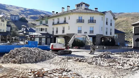 11/09/2020 Obras de mejora en la plaza de Andalucia de Pradollano, centro neur&aacute;lgico de la estaci&oacute;n de esqu&iacute; de Sierra Nevada (Granada)
SOCIEDAD ANDALUC&Iacute;A ESPA&Ntilde;A EUROPA GRANADA
CETURSA SIERRA NEVADA
