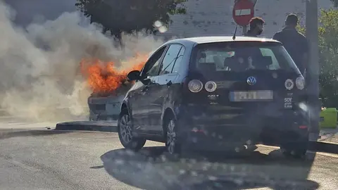 Coche en llamas en la Avenida Voltaire, Jerez