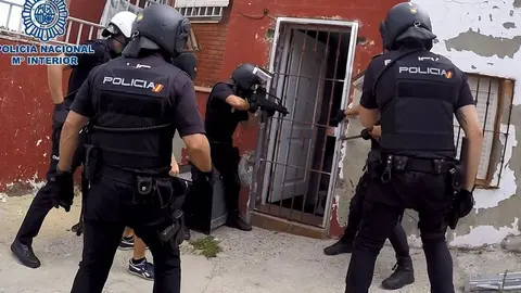 15/09/2020 Entrada de los agentes en una de las viviendas utilizadas para el narcotr&aacute;fico
SOCIEDAD ESPA&Ntilde;A EUROPA ANDALUC&Iacute;A
POLIC&Iacute;A NACIONAL
