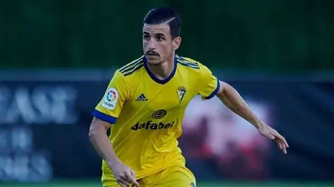 MARBELLA, SPAIN - AUGUST 26: (BILD ZEITUNG OUT) Jose Joaquin Matos Garcia of Cadiz CF controls the ball during the friendly match between Malaga CF and Cadiz CF on August 26, 2020 in Marbella, Spain. (Photo by Javier Montano/DeFodi Images via Getty Images)