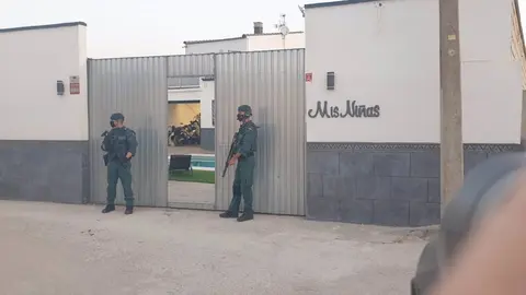 19/09/2020 Agentes de la Guardia Civil, en un registro en el marco de una operaci&oacute;n contra el blanqueo de capitales en el Campo de Gibraltar y la provincia de M&aacute;laga..

La Guardia Civil ha intervenido dinero en efectivo, joyas y veh&iacute;culos, adem&aacute;s de diversa documentaci&oacute;n y material electr&oacute;nico, tras realizar alrededor de una quincena de registros de vivienda en el marco del operativo puesto en marcha por supuesto blanqueo de capitales y presunta organizaci&oacute;n criminal en la comarca gaditana del Campo de Gibraltar y puntos de la provincia de M&aacute;laga.

SOCIEDAD
GUARDIA CIVIL