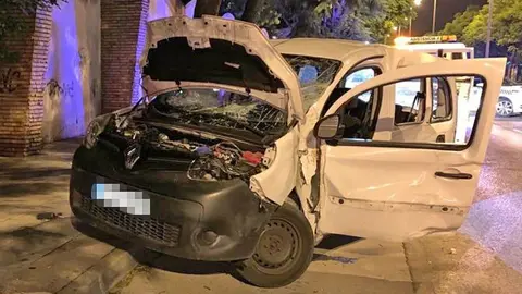 Una Renault Berlig acaba destrozada en la Avenida Blas infante, en Jerez