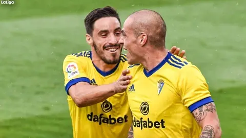 Iza Carcel&eacute;n y Jorge Pombo, jugadores del C&aacute;diz CF, celebrando el tanto ante el SD Huesca | La Liga Santander