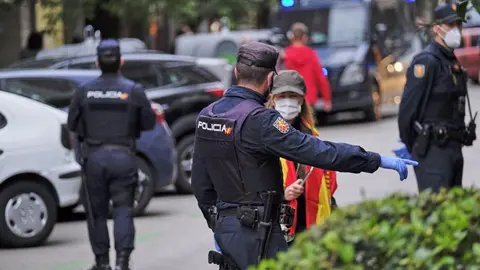 Polic&iacute;as Nacionales revisan el cumplimiento de las restricciones anti-Covid en plena pandemia