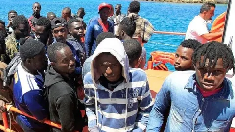 Salvamento mar&iacute;timo rescata una patera.