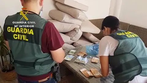 24/09/2020 Operaci&oacute;n de la Guardia Civil con 17 detenidos por presunto tr&aacute;fico de drogas y en la que se ha valorado todo lo intervenido en m&aacute;s de 100.000 euros.

La Guardia Civil de Almer&iacute;a dentro del marco de la operaci&oacute;n "Bahalmer" culmina un operativo que ha permitido desarticular una organizaci&oacute;n criminal dedicada a la compra y venta de grandes cantidades de marihuana y otras sustancias. Ha habido un total de 17 detenciones y el valor de todo lo intervenido supera los 100.000 euros.

SOCIEDAD ANDALUC&Iacute;A ESPA&Ntilde;A EUROPA ESPA&Ntilde;A EUROPA ALMER&Iacute;A ANDALUC&Iacute;A
GUARDIA CIVIL