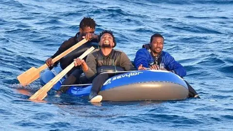 Inmigrantes llegando en patera | EP