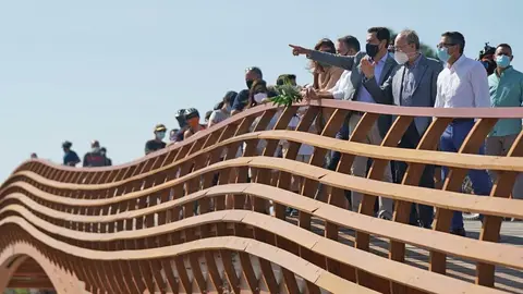 Juanma Moreno, en la inauguraci&oacute;n de la pasarela peatonal sobre el r&iacute;o Gualdalhorce.