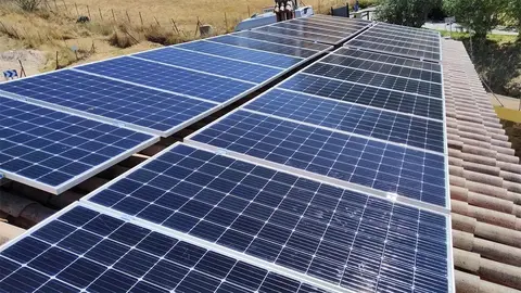 Placas instaladas en la piscina municipal de Jimera de L&iacute;bar dentro de un proyecto piloto de la Diputaci&oacute;n de M&aacute;laga para el ahorro de energ&iacute;a