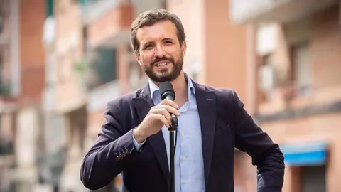 17/09/2020 El presidente del Partido Popular, Pablo Casado, ofrece declaraciones a los medios de comunicaci&Atilde;&sup3;n tras su visita a un bloque de pisos afectado por okupaciones ilegales, en la  Plaza Antonio Machado, Badalona, Barcelona, Catalunya (Espa&Atilde;&plusmn;a), a 17 de septiembre de 2020.
POLITICA 
David Zorrakino - Europa Press