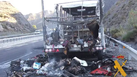 02/10/2020 Estado en el que qued&oacute; en autocar tras el incendio
SOCIEDAD 
GC
