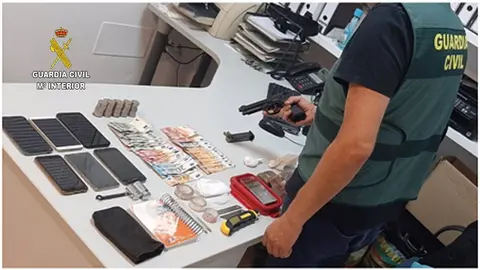 05/10/2020 Actuaci&oacute;n de la Guardia Civil en Brenes.

La Guardia Civil del municipio sevillano de Brenes ha detenido en una operaci&oacute;n a tres personas e investiga a siete m&aacute;s por presunto delito de organizaci&oacute;n criminal y contra la salud p&uacute;blica, mientras que en otro operativo se ha desmantelado otro punto de venta de droga, con dos detenidos y una investigada.

SOCIEDAD 
GUARDIA CIVIL