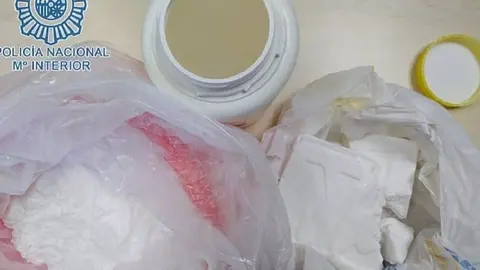 06/10/2020 Droga intervenida en un piso de una de las c&eacute;ntricas calles de Sevilla.

Agentes de la Polic&iacute;a Nacional han desarticulado un punto de venta de droga en una vivienda ubicada en el centro de Sevilla al tiempo que han detenido a dos personas por su presunta participaci&oacute;n en un delito contra la salud p&uacute;blica.

POLITICA ANDALUC&Iacute;A ESPA&Ntilde;A EUROPA SEVILLA
POLIC&Iacute;A NACIONAL