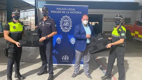 09/10/2020 El Ayuntamiento de Rinc&oacute;n de la Victoria completa la dotaci&oacute;n de chalecos de protecci&oacute;n personal a la plantilla de la Polic&iacute;a Local
POLITICA ANDALUC&Iacute;A ESPA&Ntilde;A EUROPA M&Aacute;LAGA
AYTO RINC&Oacute;N DE LA VICTORIA