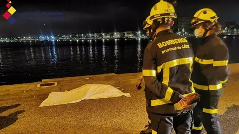 10/10/2020 Los efectivos tras el rascate del cuerpo sin vida..

El cuerpo sin vida de una mujer ha sido rescatado en la madrugada de este s&aacute;bado en un puerto deportivo del municipio gaditano de La L&iacute;nea de la Concepci&oacute;n.

SOCIEDAD ANDALUC&Iacute;A ESPA&Ntilde;A EUROPA C&Aacute;DIZ
BOMBEROS C&Aacute;DIZ