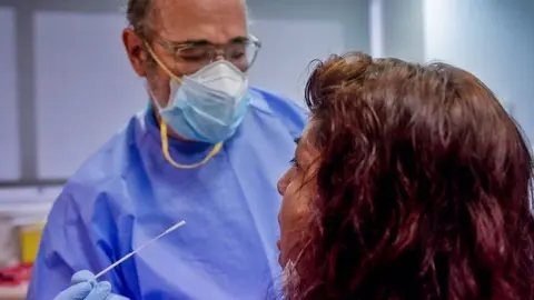 12/10/2020 Un sanitario realiza una prueba PCR
SOCIEDAD ESPA&Ntilde;A EUROPA COMUNIDAD VALENCIANA
RICARDO RUBIO/EUROPA PRESS