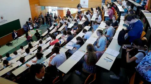 J&oacute;venes reciben clase en la Univesidad