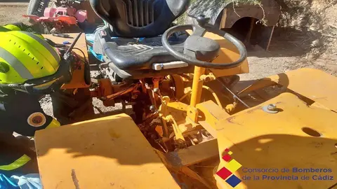 Tractor donde qued&oacute; atrapado el pie