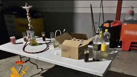 15/10/2020 Desalojadas 34 personas que celebraban una fiesta ilegal sin medidas de seguridad ante el Covid en una nave de Benahadux (Almer&iacute;a).

La Guardia Civil ha desalojado a 34 personas que celebraban una fiesta ilegal sin medidas de seguridad ante el coronavirus Covid-19 en una nave industrial de la localidad almeriense de Benahadux. Los participantes fueron localizados sin mascarilla ni guardar medidas de seguridad, consumiendo bebidas alcoh&oacute;licas dispuestas en barras port&aacute;tiles y fumando en cachimba.

ANDALUC&Iacute;A ESPA&Ntilde;A EUROPA ALMER&Iacute;A SOCIEDAD
GUARDIA CIVIL