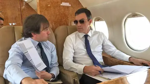 Pedro S&aacute;nchez, con un colaborador en el falcon oficial 