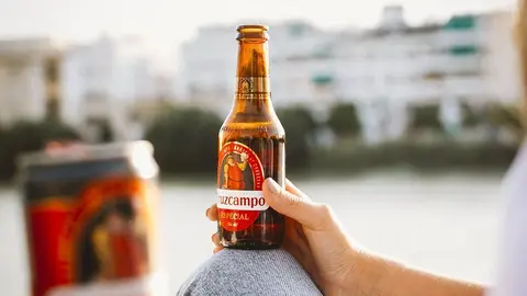 22/09/2020 Consumo de Cruzcampo junto al Guadalquivir.

La empresa cervecera Cruzcampo ha informado este viernes de que figura en la tercera edici&oacute;n del 'ranking BrandZTM de las 30 marcas espa&ntilde;olas m&aacute;s valiosas' elaborado anualmente por Kantar. La marca Cruzcampo figura en concreto en el puesto 20, ganando una posici&oacute;n con respecto a la edici&oacute;n de 2019. Es, adem&aacute;s, con un valor de marca de 622 millones de d&oacute;lares, la primera cerveza en figurar en la clasificaci&oacute;n, seg&uacute;n la entidad.

POLITICA 
CRUZCAMPO