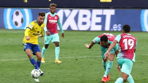 Jos&eacute; Mari conduce el bal&oacute;n en el C&aacute;diz CF - Villarreal