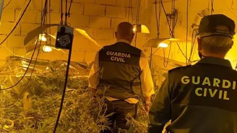 28/10/2020 Interior de la cochera donde se localiz&oacute; la plantaci&oacute;n
SOCIEDAD ANDALUC&Iacute;A ESPA&Ntilde;A EUROPA JA&Eacute;N
GUARDIA CIVIL