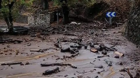 05/11/2020 Efectos de las fuertes lluvias de este jueves 5 de noviembre de 2020 en la provincia de M&aacute;laga.

El Centro de Educaci&oacute;n Infantil y Primaria (CEIP) Nuestra Se&ntilde;ora del Rosario de Teba (M&aacute;laga) ha tenido que ser desalojado de manera parcial este jueves debido a las fuertes precipitaciones registradas en su t&eacute;rmino municipal, seg&uacute;n han informado desde el sistema Emergencias 112 Andaluc&iacute;a. El desalojo se ha debido a la anegaci&oacute;n de uno de sus edificios.

SOCIEDAD ANDALUC&Iacute;A ESPA&Ntilde;A EUROPA M&Aacute;LAGA
DIPUTACI&Oacute;N DE M&Aacute;LAGA