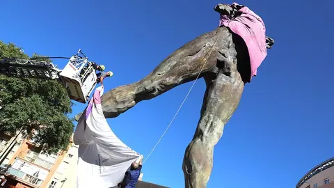 Rotonda del Minotauro con la camiseta morada por el 8M