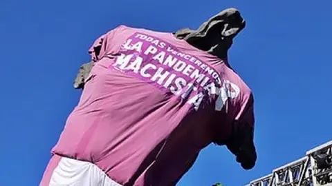 Camiseta morada en el minotauro de Jerez