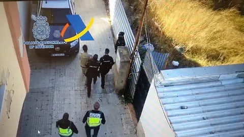 18/11/2020 Detenci&oacute;n de uno de los integrantes de la organizaci&oacute;n de narcotraficantes desmantelada en La L&iacute;nea.

Agentes de la Polic&iacute;a Nacional y funcionarios de la Agencia Tributaria, en una investigaci&oacute;n conjunta, han desarticulado una organizaci&oacute;n, con la detenci&oacute;n de 19 personas, asentada en la L&iacute;nea de la Concepci&oacute;n (C&aacute;diz), aunque con ramificaciones en Sanl&uacute;car de Barrameda y Estepona (M&aacute;laga), presuntamente dedicada a la introducci&oacute;n de importantes cantidades de hach&iacute;s mediante narcolanchas.

SOCIEDAD ESPA&Ntilde;A EUROPA ANDALUC&Iacute;A
POLIC&Iacute;A NACIONAL/AGENCIA TRIBUTARIA