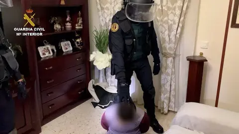 23/11/2020 Detenci&oacute;n y registro en la operaci&oacute;n Tharak en la Sierra de C&aacute;diz.

Agentes de la Guardia Civil ha dado por concluida la operaci&oacute;n denominada 'Tharak', en la Sierra de C&aacute;diz, en la que han detenido a once personas relacionadas con una organizaci&oacute;n dedicada al narcotr&aacute;fico a trav&eacute;s de plantaciones de marihuana. Entre los detenidos se encuentran los presuntos autores materiales de los disparos que provocaron graves heridas a tres guardias civiles que realizaban un reconocimiento para la localizaci&oacute;n de una plantaci&oacute;n de marihuana el pasado mes de septiembre. Del total de detenidos, seis han ingresado en prisi&oacute;n preventiva sin fianza.

SOCIEDAD ESPA&Ntilde;A EUROPA ANDALUC&Iacute;A
GUARDIA CIVIL