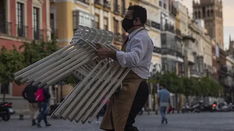 Un bar en Sevilla cerrando debido a las restricciones | EP