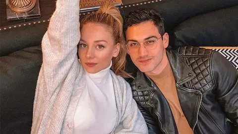 Ester exp&oacute;sito y Alejandro Speitzer