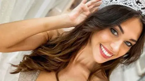 Andrea Mart&iacute;nez con la corona de Miss Universe Spain