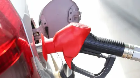 Manguera de gasolina en una gasolinera - Freepik