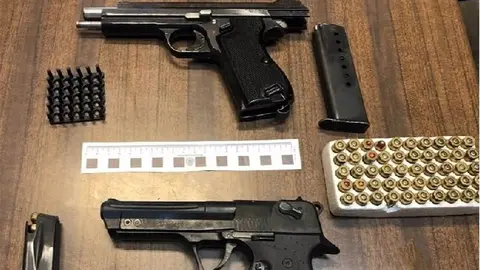 Armas de fuego que portaba un pr&oacute;fugo de la justicia en el asiento del conductor en el momento en que fue arrestado | POLIC&Iacute;A NACIONAL