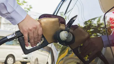 Manguera de gasolina en una gasolinera - Freepik
